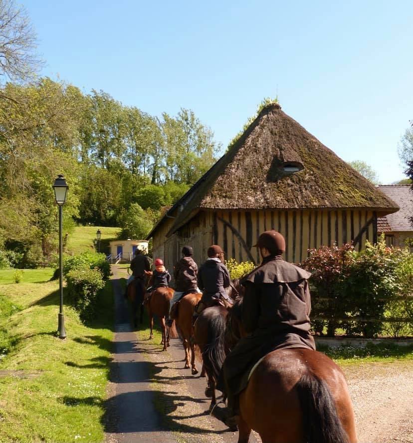 Balade à cheval devant une maison à colombages