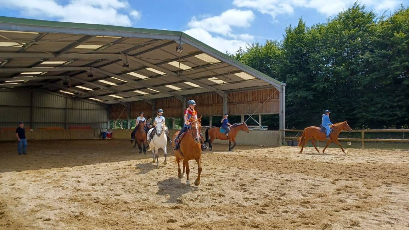 Cours d’équitation en manège couvert